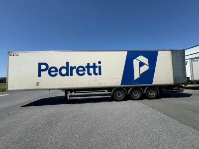 un camion semi-remorque garé dans un parking