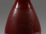 un vase rouge posé sur une table
