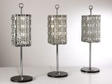 trois lampes de table en verre posées sur une surface blanche, sur fond blanc