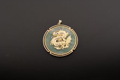 l'image d'un pendentif doré et vert orné d'un dragon