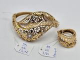 deux bagues en or et une bague sertie de diamants sur fond blanc