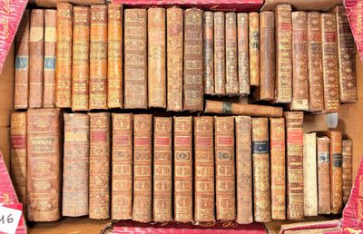 une boîte remplie de vieux livres posée sur une table