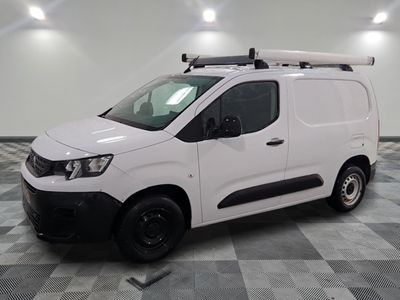 la photo d'une camionnette blanche garée dans une pièce