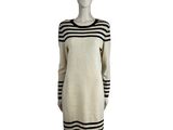 une photo d'un mannequin portant une robe à rayures blanches et noires