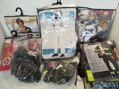 un grand nombre d'objets posés sur une table