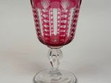 un verre à vin orné d'un motif rose