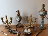 une table sur laquelle se trouvent de nombreux objets différents