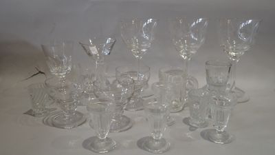 un grand nombre de verres à vin posés sur une table