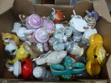 une boîte en carton remplie de théières et encore de théières
