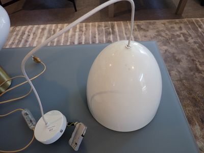 une lampe blanche posée sur une table