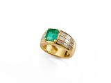 une bague en émeraude et diamant
