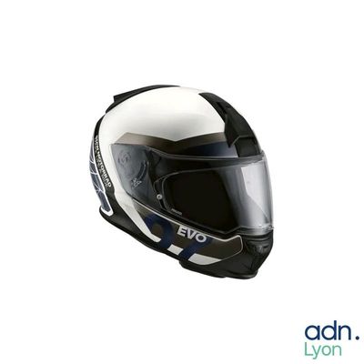 une photo d'un casque de moto sur fond blanc