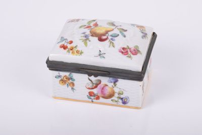 une petite boîte blanche ornée d'un motif floral