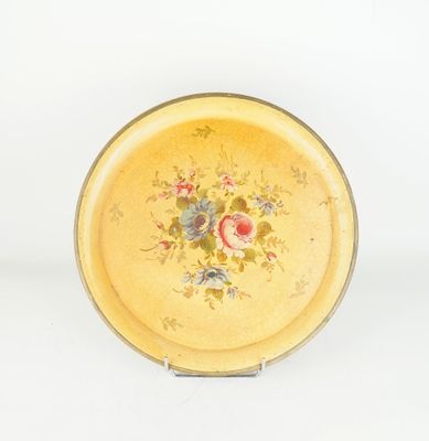 une assiette jaune ornée d'un motif floral