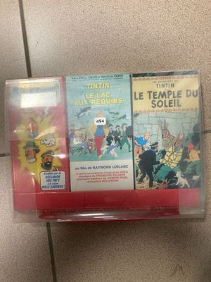deux livres posés sur une étagère