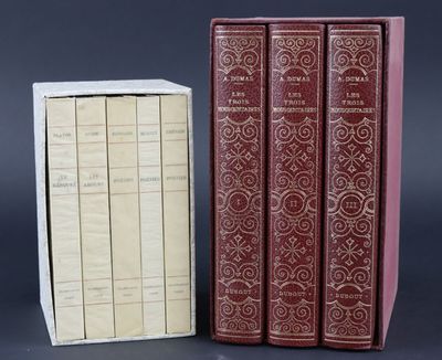 deux livres sont posés l'un à côté de l'autre sur une table