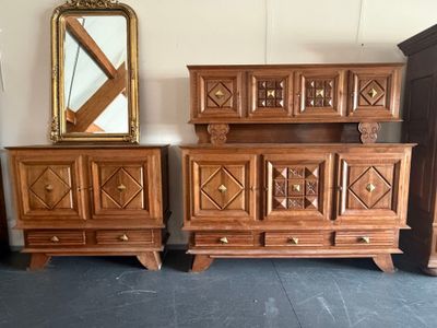 deux commodes et un miroir dans une pièce