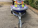 un jet-ski garé sur le bord de la route