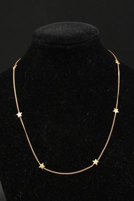 un collier avec une étoile en or sur un mannequin
