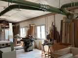 une pièce où il y a beaucoup de bois