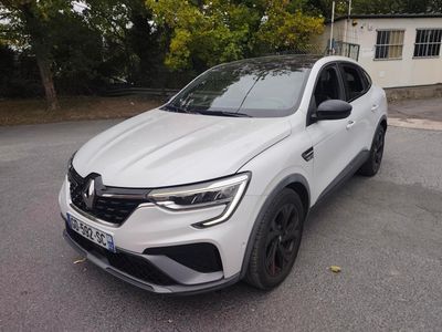 La voiture blanche est garée devant une maison blanche.