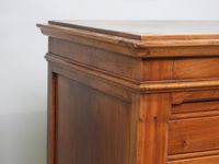 Chiffonnier en merisier mouluré et sculpté, le plateau à dou… (photo 6)