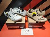 Trois paires de chaussures sont exposées dans un magasin de chaussures