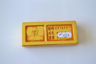Une masse de poids en métal doré avec cachets Chinois et ins…