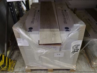 de nombreux cartons empilés sur une palette