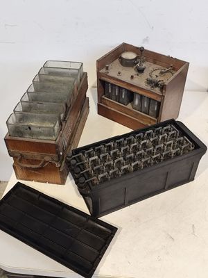 de nombreux modèles différents de vieilles machines à écrire posés sur une table