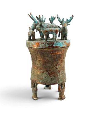 une image représentant une statue d'un groupe d'animaux posée sur un pot