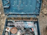 une mallette à outils bleue posée par terre, contenant des outils
