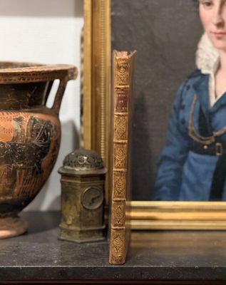 un tableau représentant une femme en robe bleue à côté d'un vase