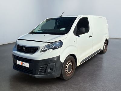 la photo d'une camionnette blanche garée dans une pièce