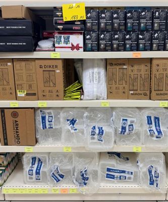 de nombreuses boîtes et colis sur les rayons du magasin