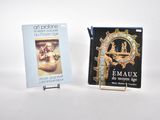 deux livres posés l'un à côté de l'autre sur une table