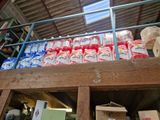une étagère remplie de bouteilles d'eau et d'autres articles