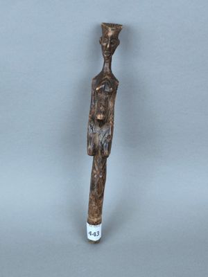 un gros plan sur une statue en bois représentant une personne coiffée d'un chapeau
