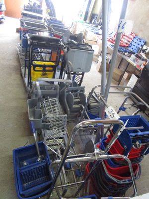 de nombreux chariots alignés dans une pièce