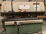 une photo d'une machine se trouvant dans un atelier