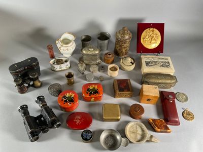 un grand nombre d'objets posés sur une table