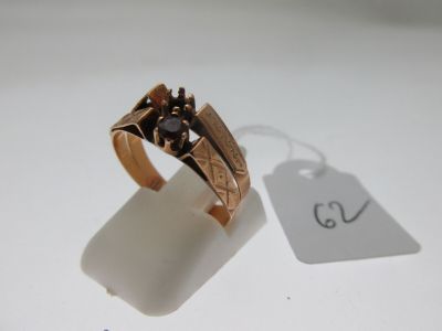 une bague en or sertie d'une pierre noire