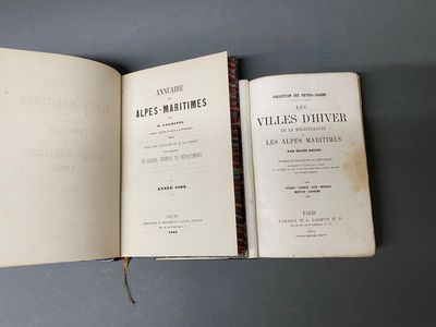 deux livres ouverts posés l'un à côté de l'autre sur une table