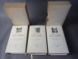 trois livres posés sur une table l'un à côté de l'autre