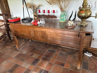 Large console En bois naturel ouvrant à un tiroir central et…