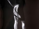 photographie en noir et blanc d'une femme en robe, debout dans une pièce