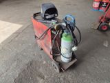 une machine posée sur un chariot dans un garage