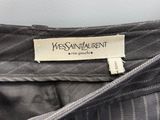 l'étiquette au dos d'un costume sur laquelle est inscrit « Yves Saint Laurent »