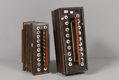 deux types d'instruments de musique posés sur une table