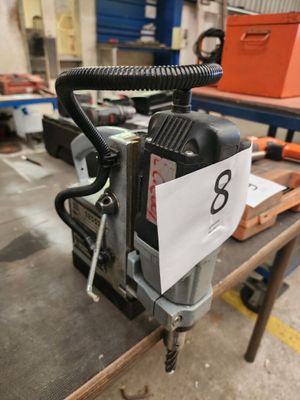 une machine posée sur une table dans une pièce